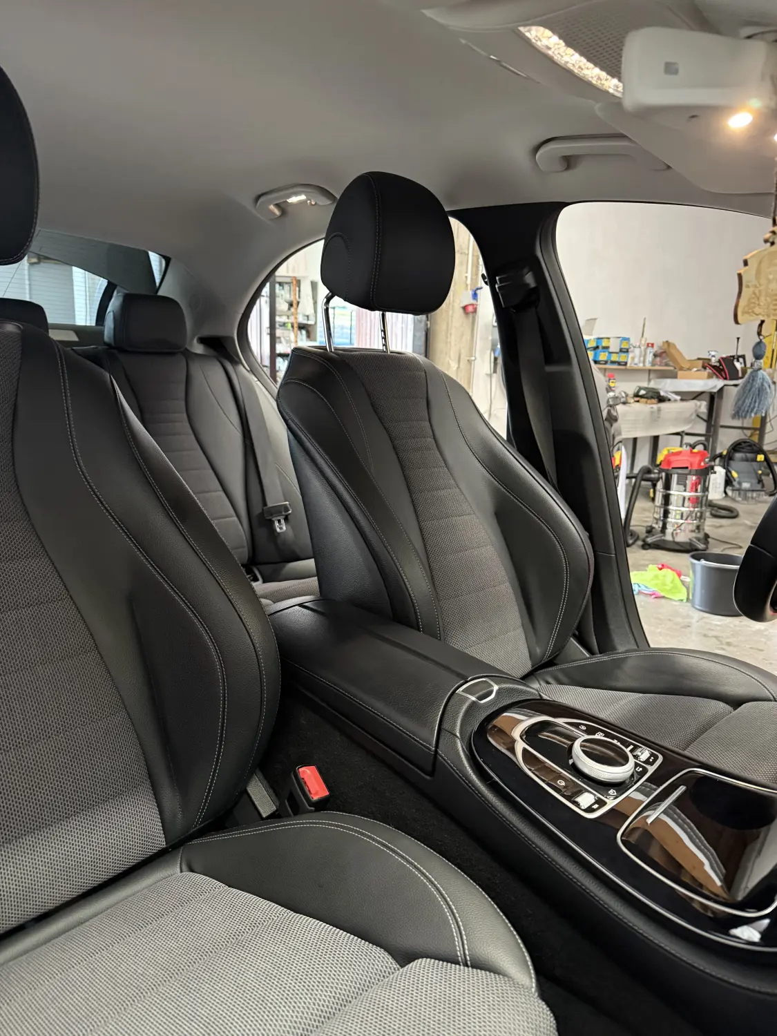 Express Transport und Dienstleistungen GmbH - Matte Farbe auf der Seite eines Autos mit schwarzen Felgen